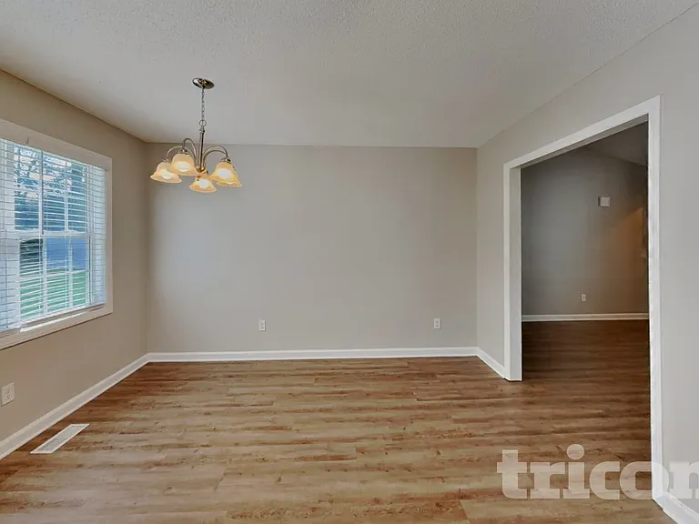 2112 McKinnon Dr — Photo 4