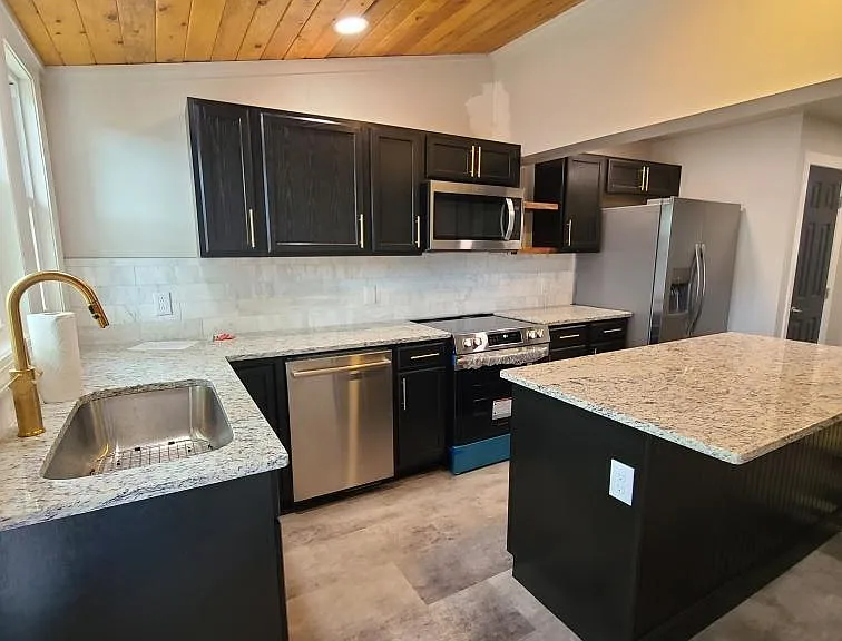 160 Bloom St — Photo 2