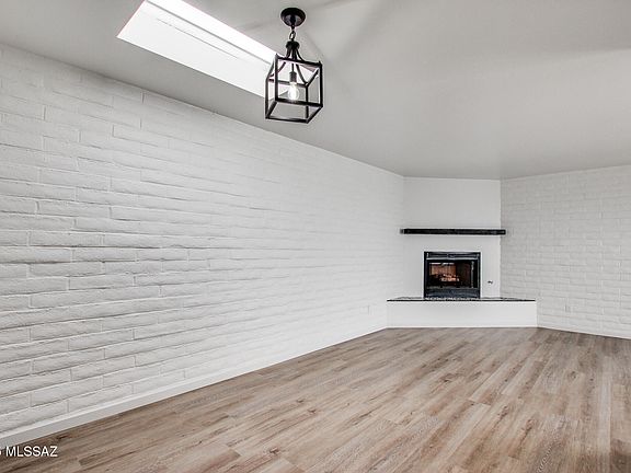 3rd image of 703 W Las Lomitas Rd