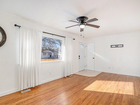 4th image of 914 Alexander Cir