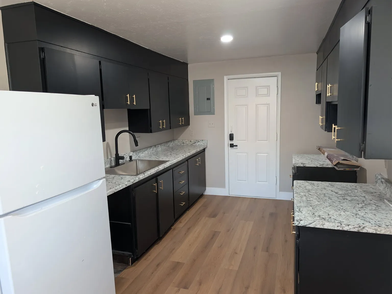 2 bed, 850 sqft, $1,595 — Photo 2