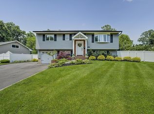 5 Somerset Dr, Commack, NY 11725
