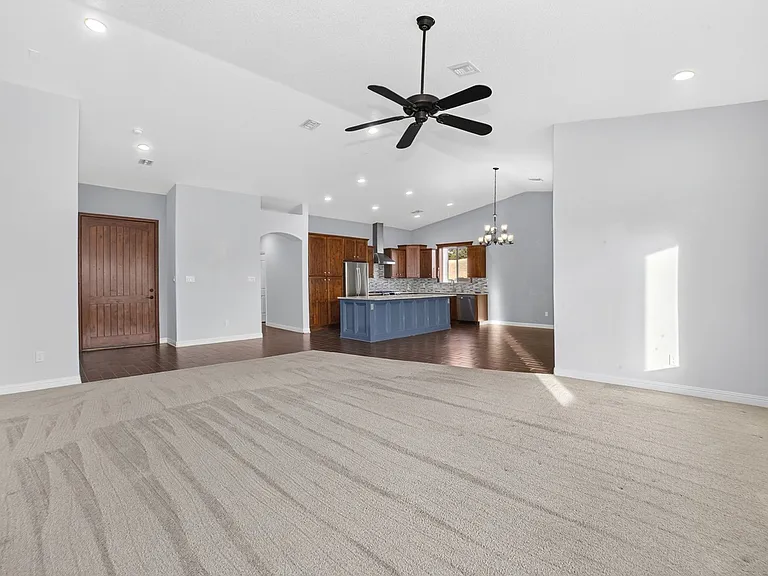 2792 S Aurora Ave — Photo 3