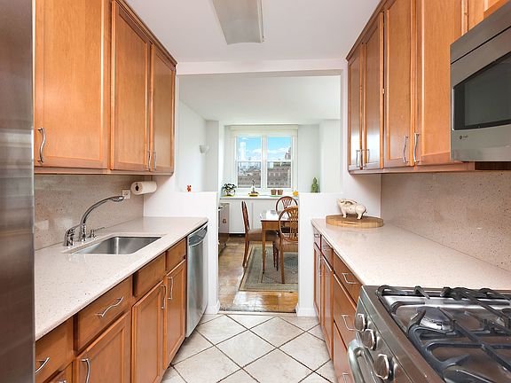 3rd image of 61 7th Ave #16R
