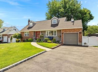 18 Grover Ln, East Northport, NY 11731