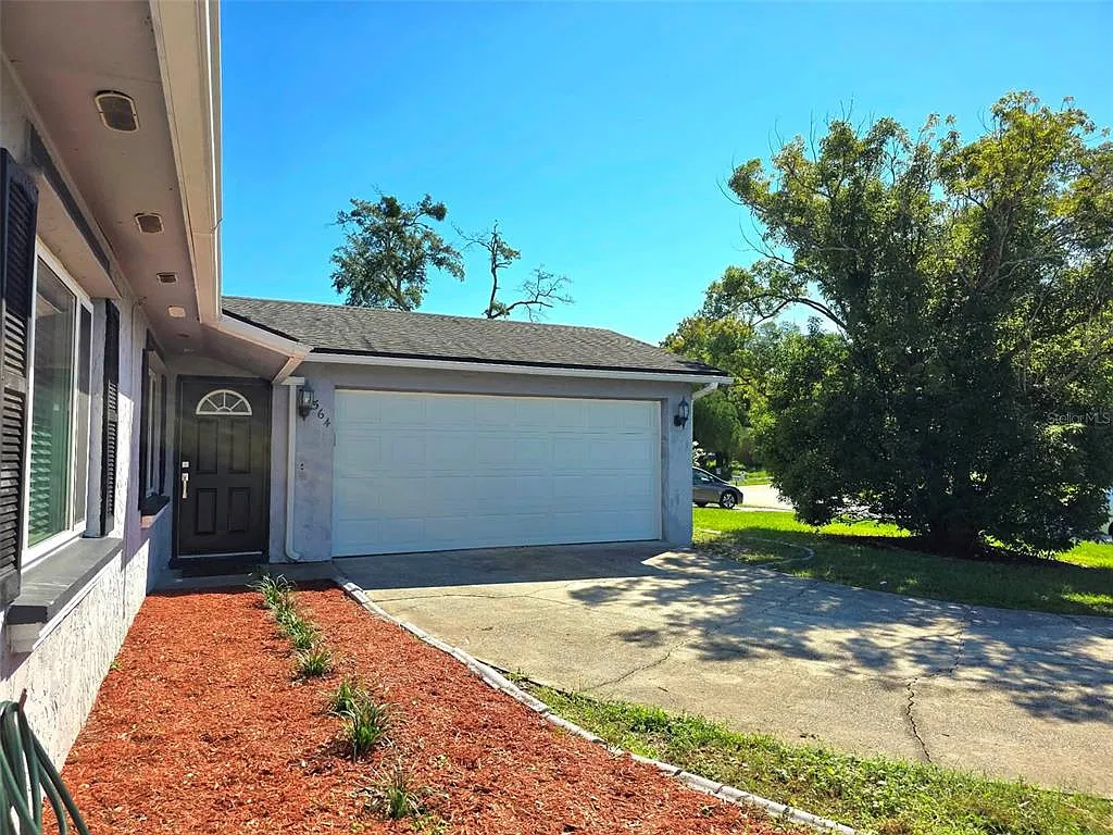 4 bed, 2.0 bath, 1336 sqft, $2,315 — Photo 2