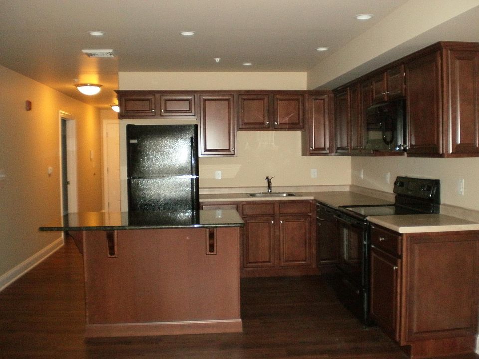 2nd image of 142 E Main St
