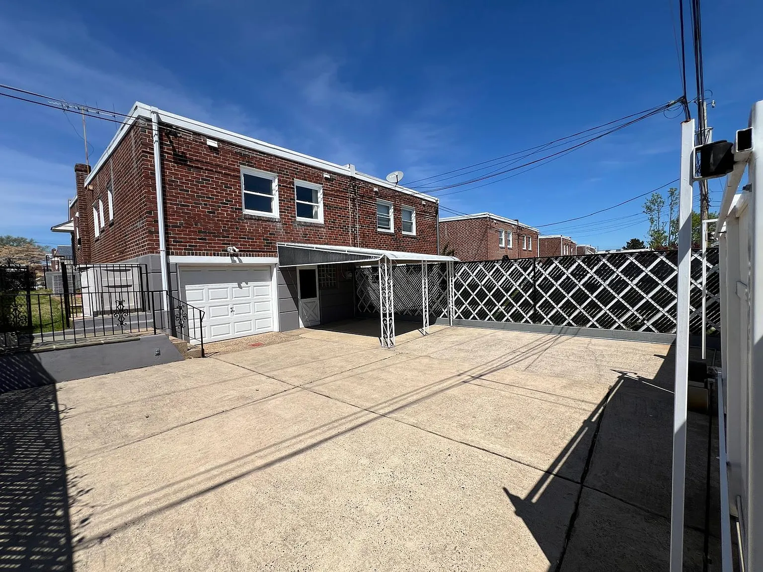 3 bed, 2.5 bath, 1739 sqft, $2,300 — Photo 2