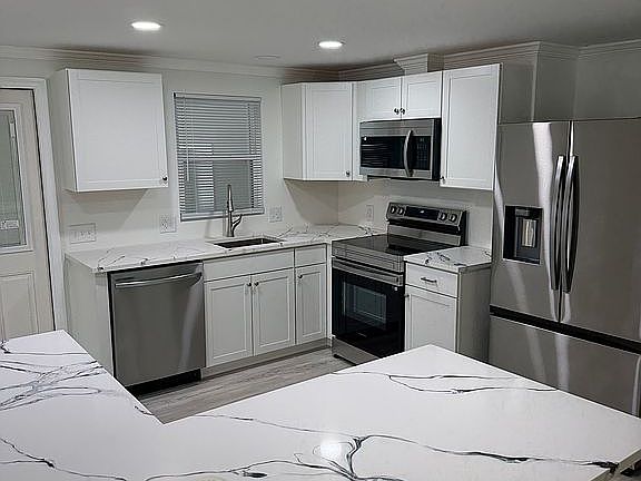 3rd image of 179 NE Emerald Dr