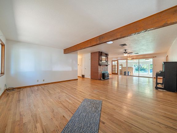 4th image of 3082 Henderson Rd