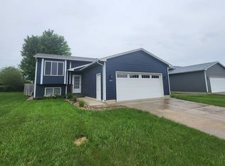 821 S Whitewood Ave, Sioux Falls, SD 57106