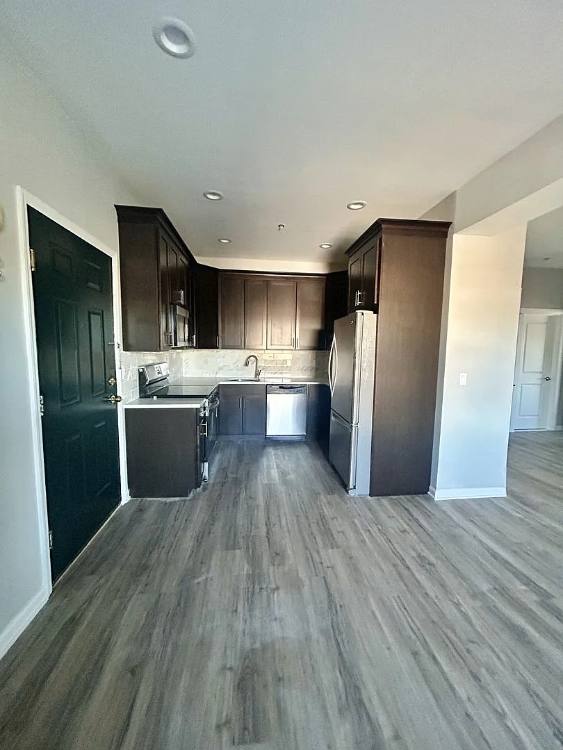 30 S Doughty — Photo 1