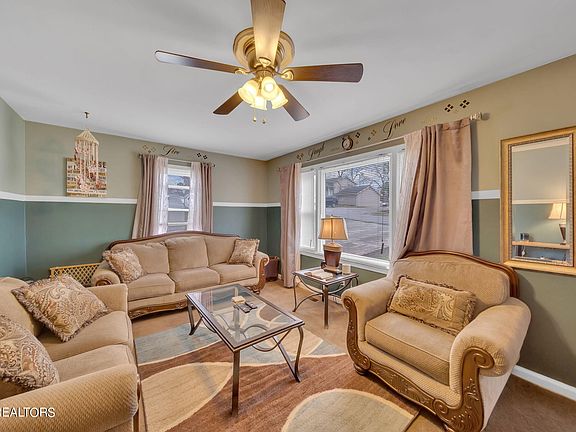 4th image of 2611 Gaston Ave