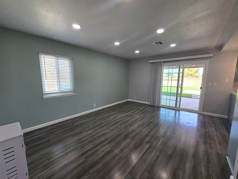 1621 W Newgrove St — Photo 13