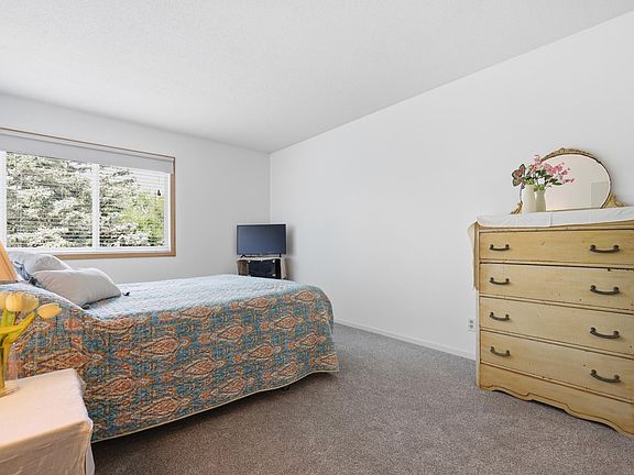 5th image of 122 Demont Ave E APT 370