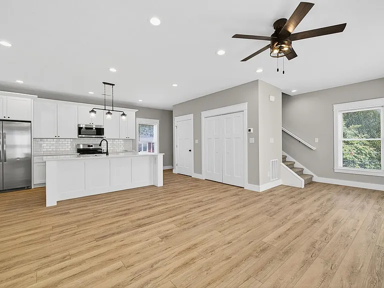 1124 N College Ave — Photo 3