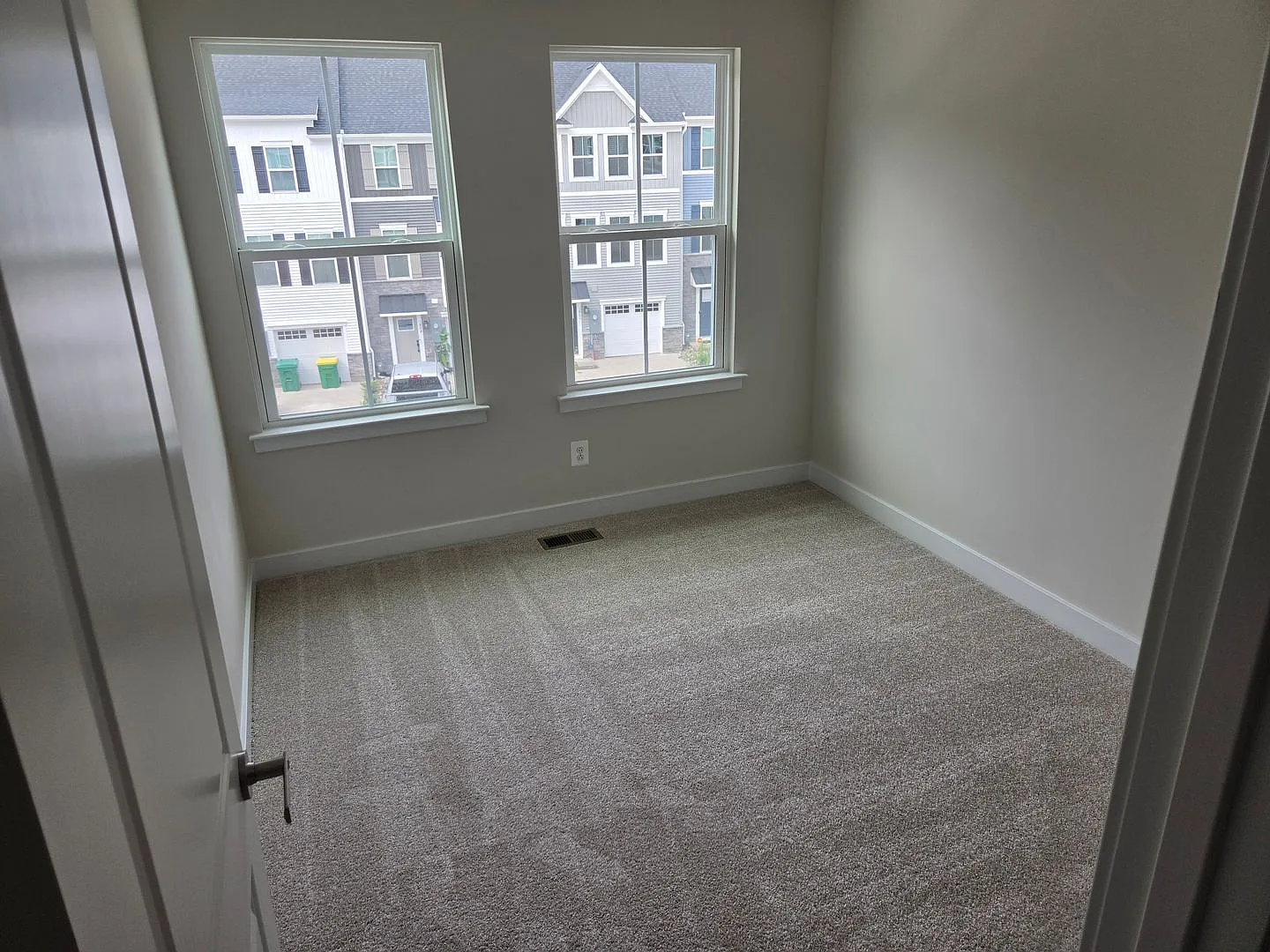 4 Bedroom 2 full bathroom and 2 1/2 Bath Brand New Townhouse — Photo 4