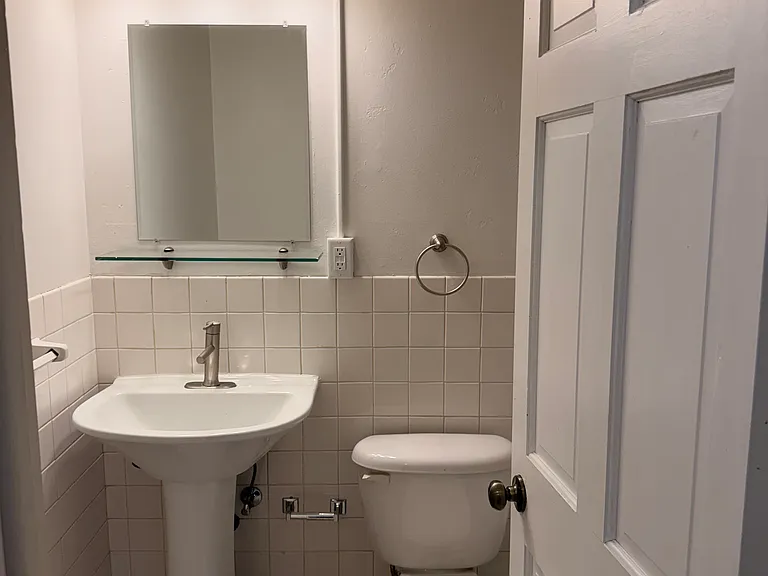 2711 Grand Ave S #7 — Photo 5
