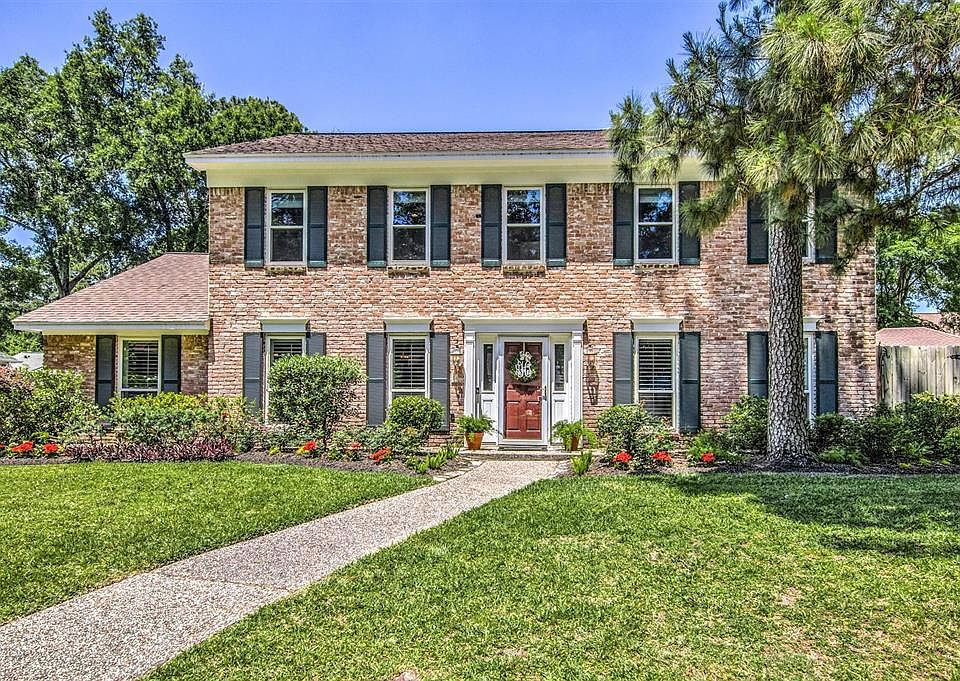 Lovely 5 bedroom, 2 1/2 bath traditional home on a quiet cul-de sac street in the highly desirable Huntwick Forest subdivision. No flooding here during Harvey.