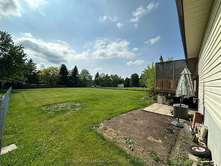 2047 Chantler St — Photo 10