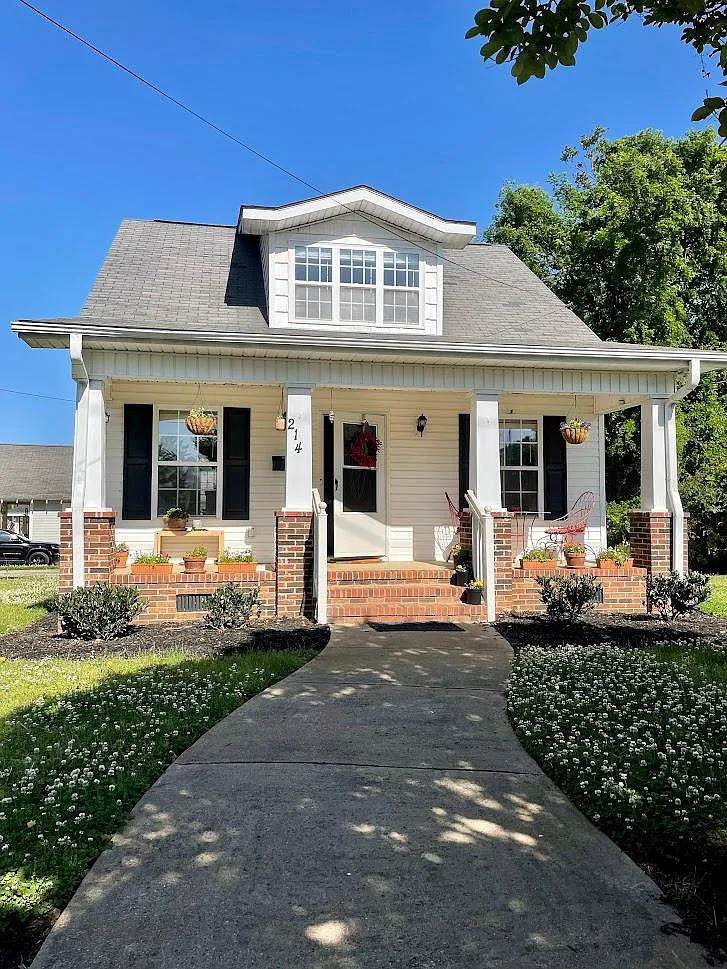 3 bed, 1269 sqft, $2,595 — Photo 1