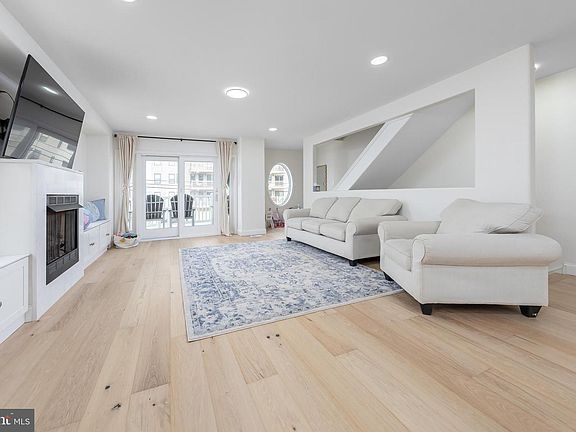 4th image of 400 E 3rd Ave #D