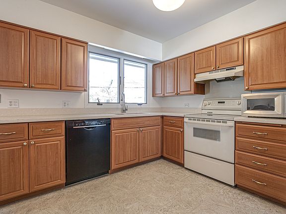 4th image of 535 Ames St