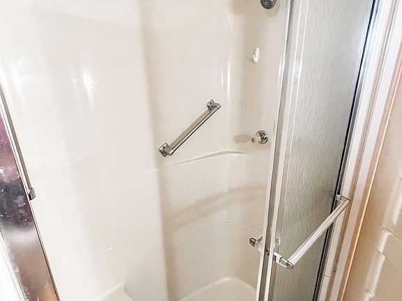 4th image of 818 Brown St
