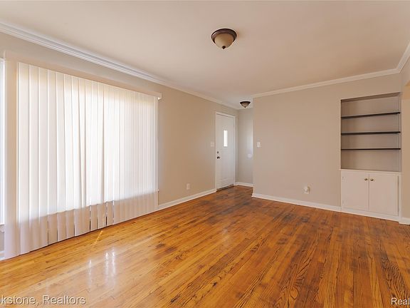 4th image of 230 Allen St