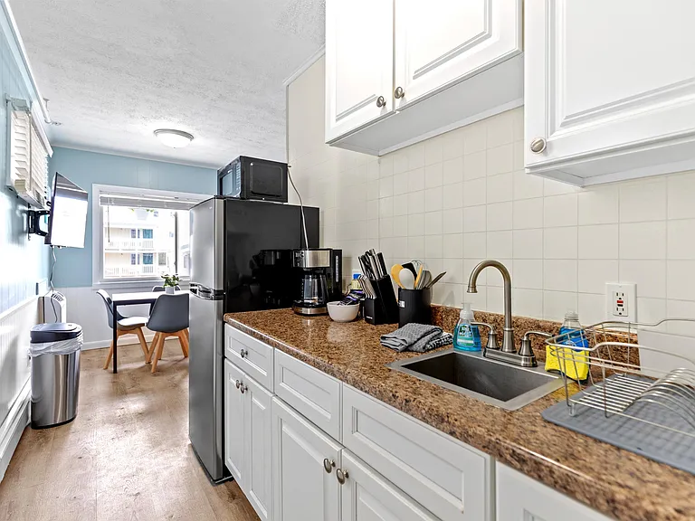 44 E Grand Ave — Photo 8