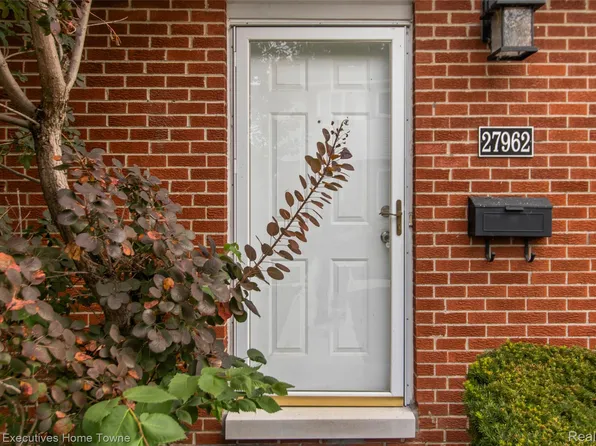 27962 Eastwick Sq, Roseville, MI 48066