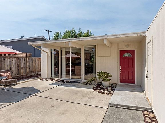 4th image of 923 S Tantau Ave