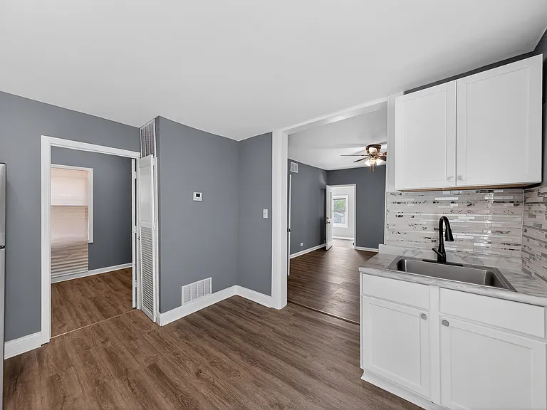 8428 S Escanaba Ave #2 — Photo 6