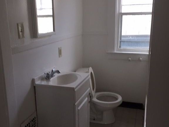 5th image of 606 Lasalle Ave #1
