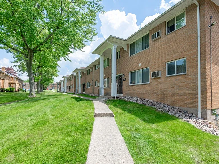 Creek Hill Apartment Homes — Photo 28