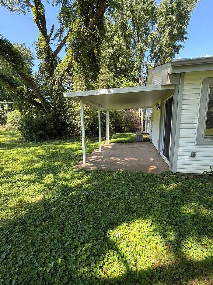 3 bed, 2.0 bath, 1048 sqft, $1,700 — Photo 3