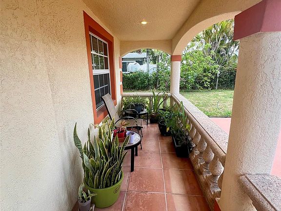 4th image of 909 Helena Drive