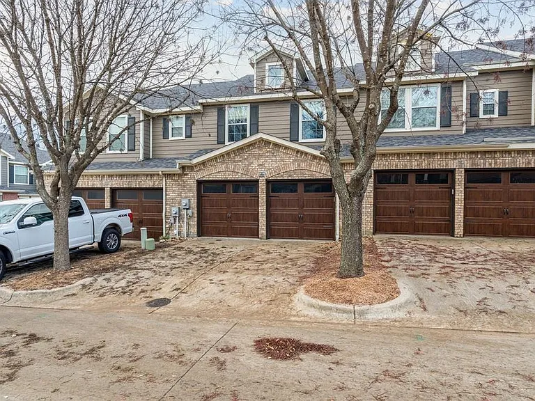 2205 Stoneleigh Pl — Photo 33