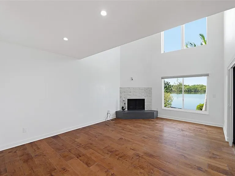 1070 Sanabel Ct NE — Photo 5