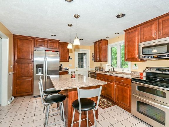 3rd image of 24 Tanglewood Dr