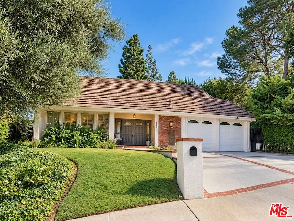4 bed, 2.5 bath, 2418 sqft, $7,995 — Photo 1