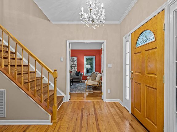 5th image of 210 Collinson Dr
