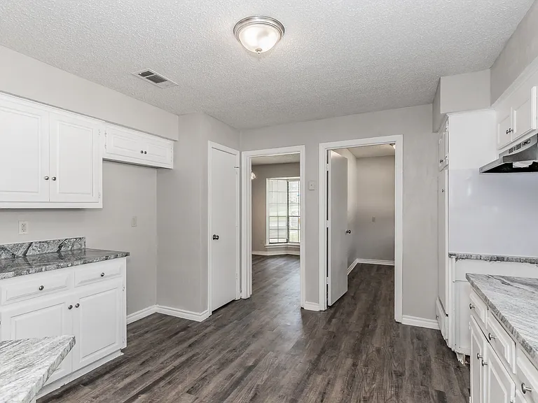 3008 Apple Valley Dr — Photo 8