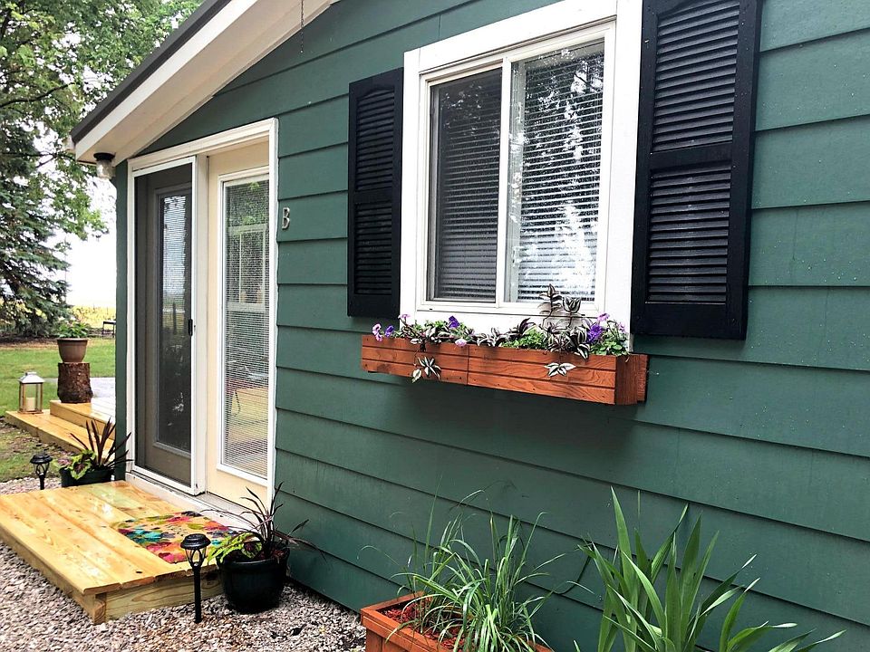 Back entrance from private driveway