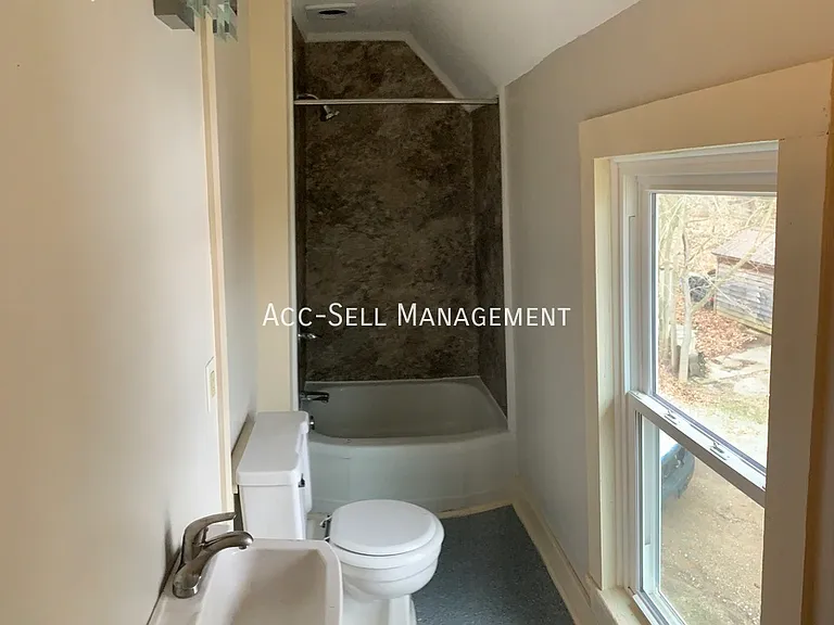 705 W Grove St — Photo 10