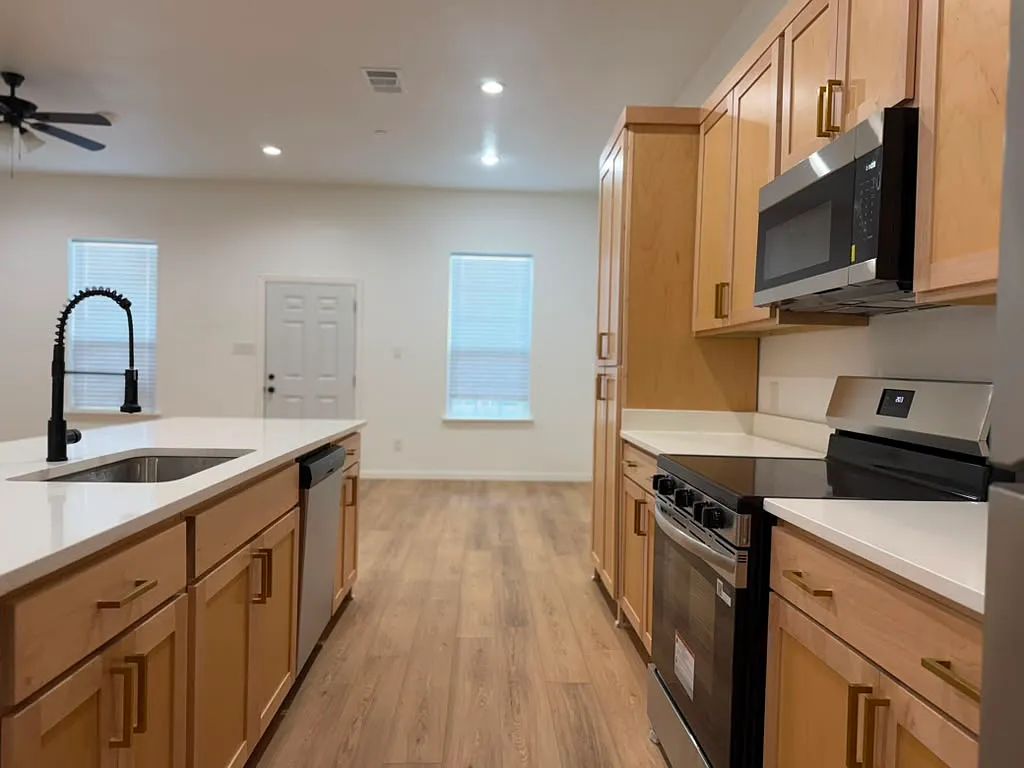 3 bed, 2.5 bath, 1500 sqft, $2,450 — Photo 2