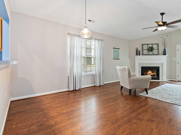 3rd image of 717 Graftons Mill Ln