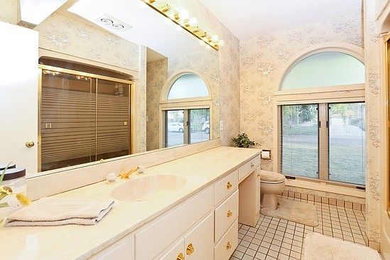 Large Full Walk-Thru Bath