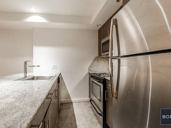 5th image of 207 E 27th St