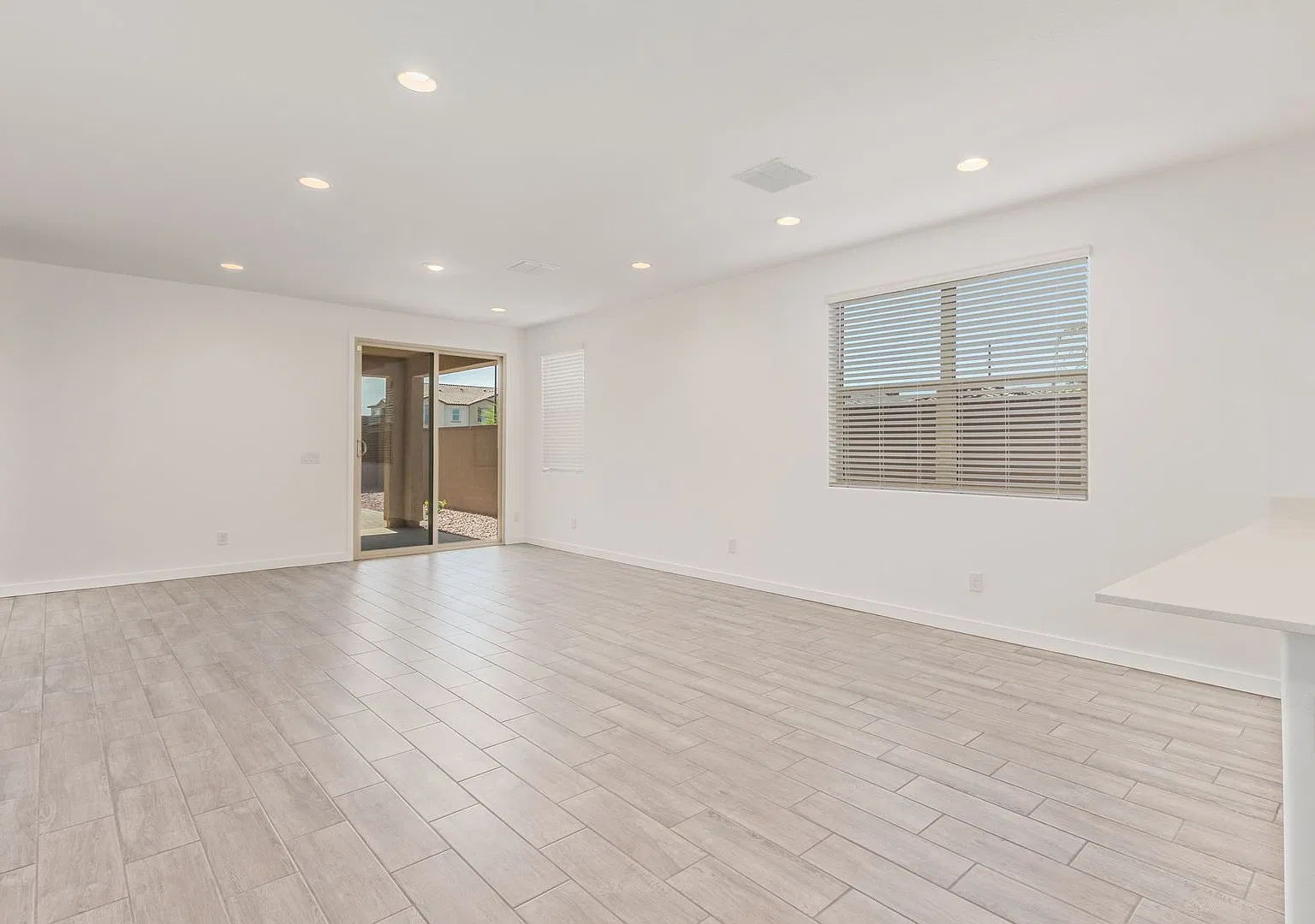 Beautiful And Modern 5 Bed/3 Bath Home In Gilbert — Photo 4